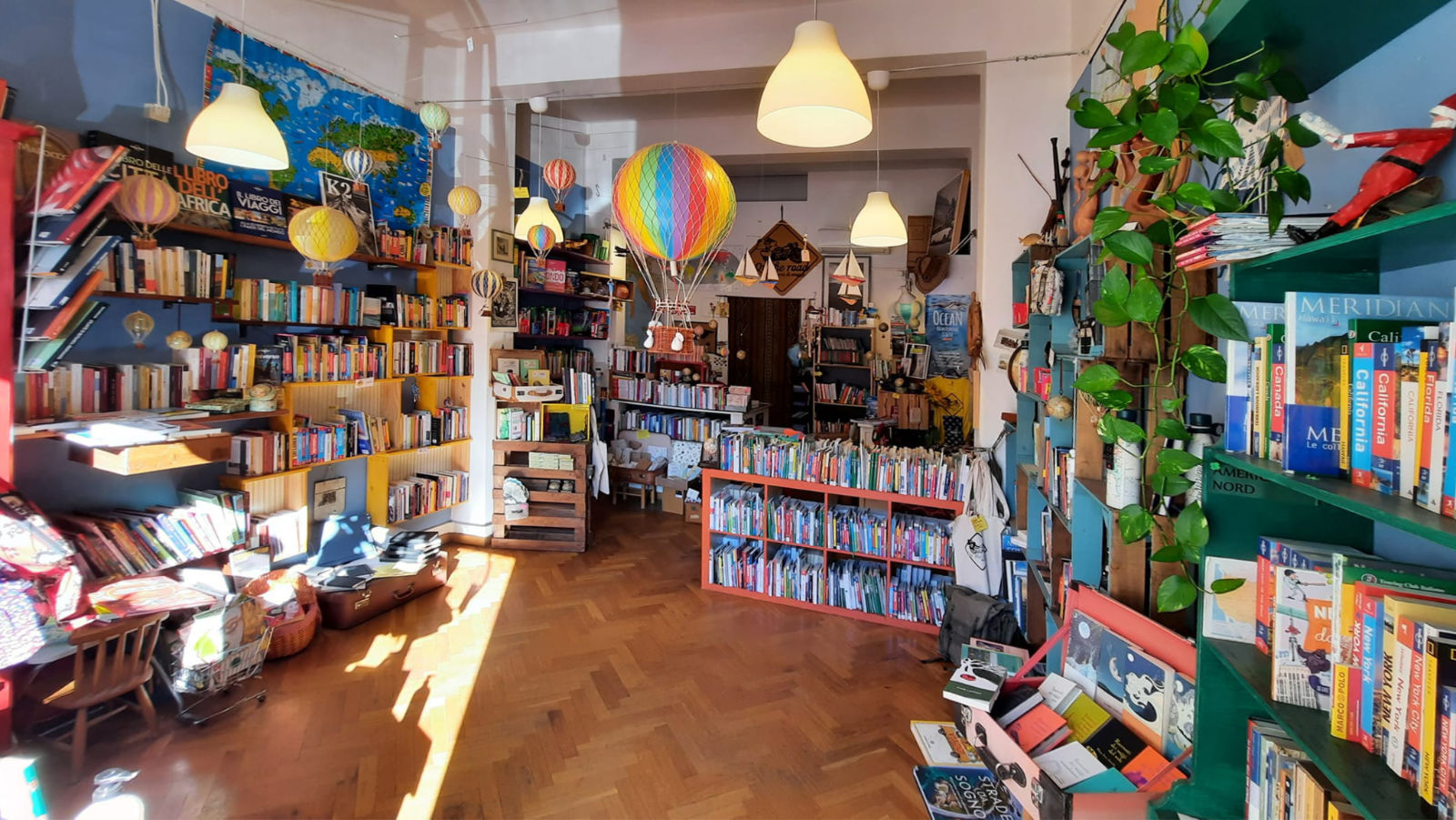 Interno della Libreria On The Road di Firenze